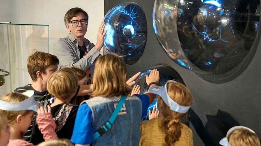 Ralph zwischen vielen Kindern bei Türen auf 2023.