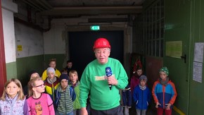 Christoph geht mit Kindern in eine Bootswerft.; Rechte: WDR