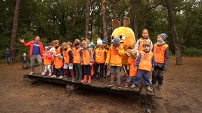 Andre steht mit vielen Kindern und der Maus auf einer ; Rechte: WDR