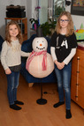 Helena und Theresa haben die Schneemannlampe gebastelt; Rechte: WDR / Privat