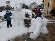 Fabian und Simon haben eine Maus und Elefanten aus Schnee gebaut; Rechte: WDR / Privat
