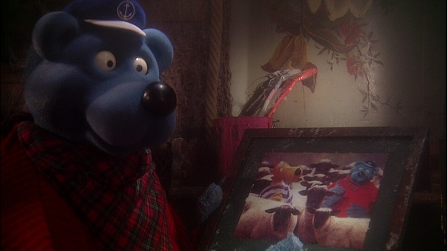 Käptn Blaubär erzählt seinen Enkeln eine Geschichte.