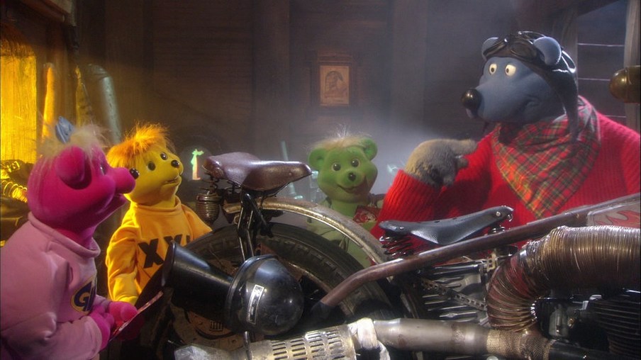Käptn Blaubär erzählt seinen Enkeln von seinem Motorrad.
