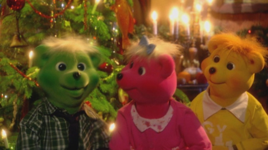 Enkel von Käpt'n Blaubär vorm Weihnachtsbaum