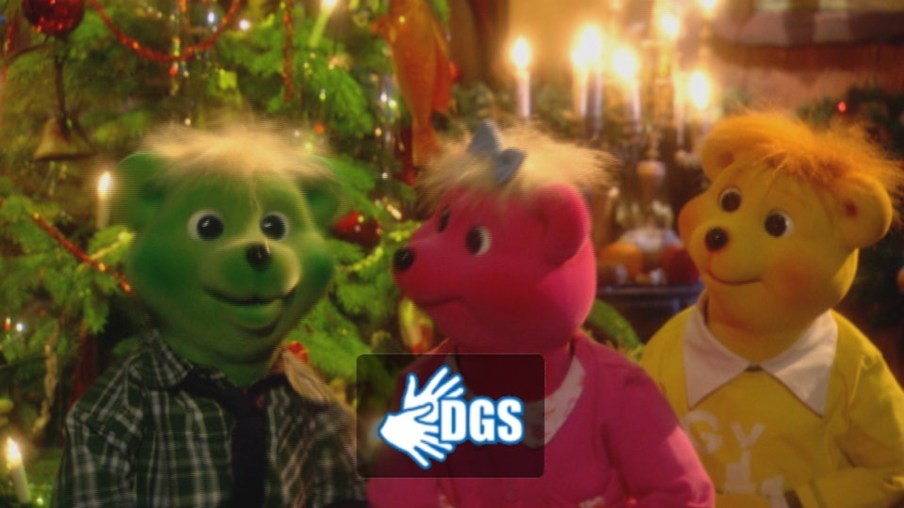 Enkel von Kapt'n Blaubär vorm Weihnachtsbaum mit DGS-Logo