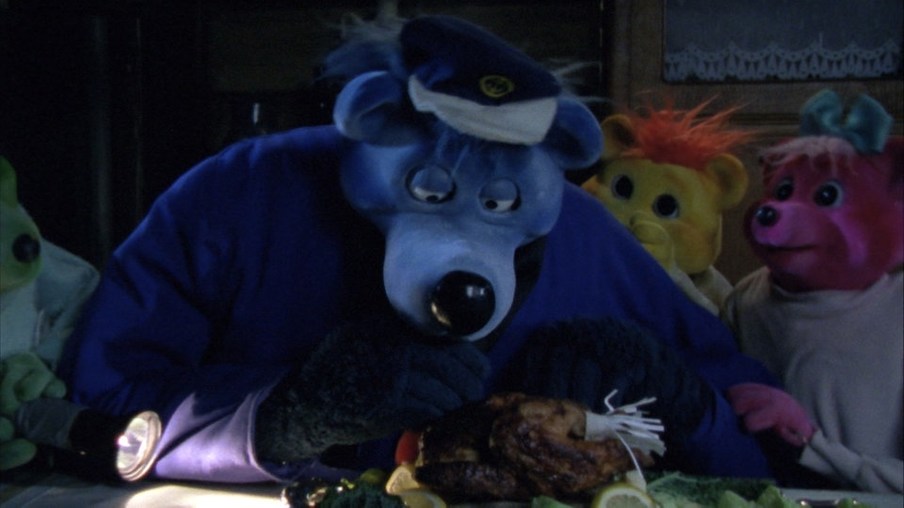 Käpt'n Blaubär vor einem Teller mit Hühnchen