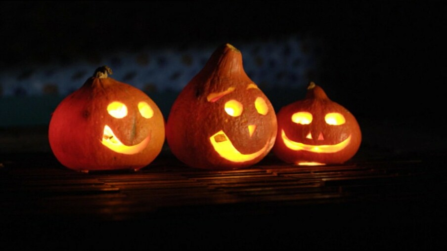 Geschnitzte Halloween-Kürbisse