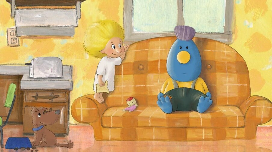 Ein kleines Mädchen mit einem Toast in der hand schaut auf ein blaues Männchen mit lila Haaren und gelber Nase auf der Couch