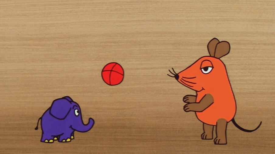 Maus und Elefant spielen Ball