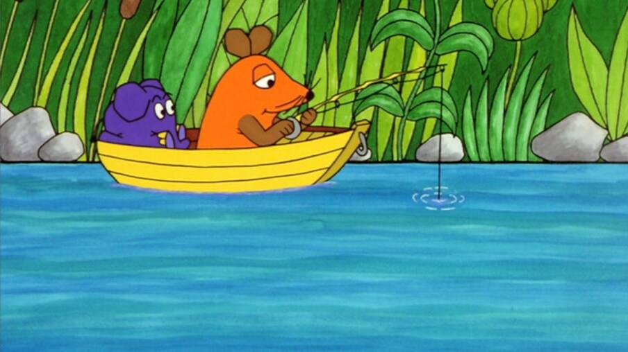 Maus und Elefant im Boot auf Teich