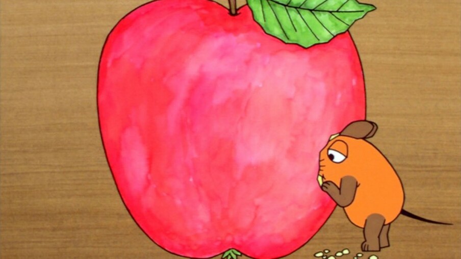 Maus isst riesigen Apfel