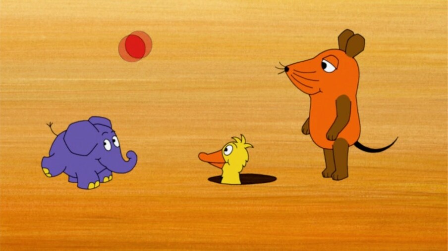 Maus, Elefant und Ente spielen Ball