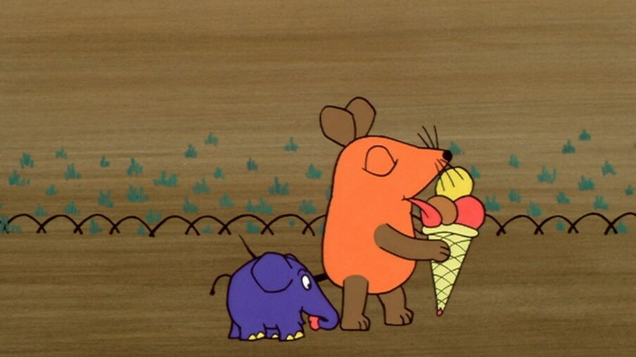 Maus isst ein Eis, während der Elefant ihr folgt.