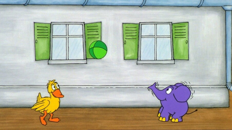 Elefant und Ente spielen Ball