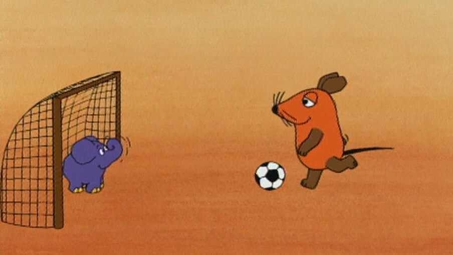 Maus und Elefant mit Fußball