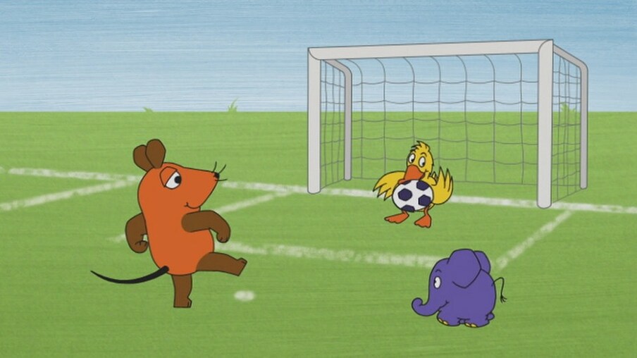 Maus, Ente und Elefant beim Fußballspielen