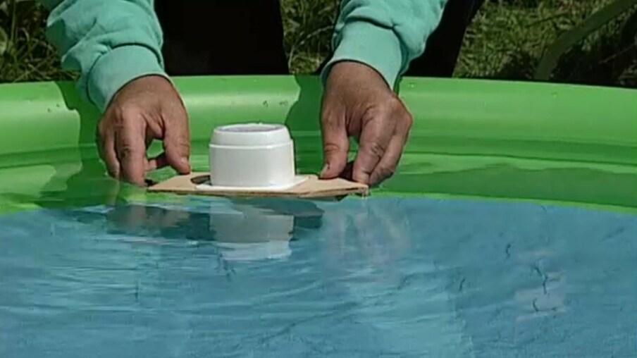 Gumibandboot im Planschbecken