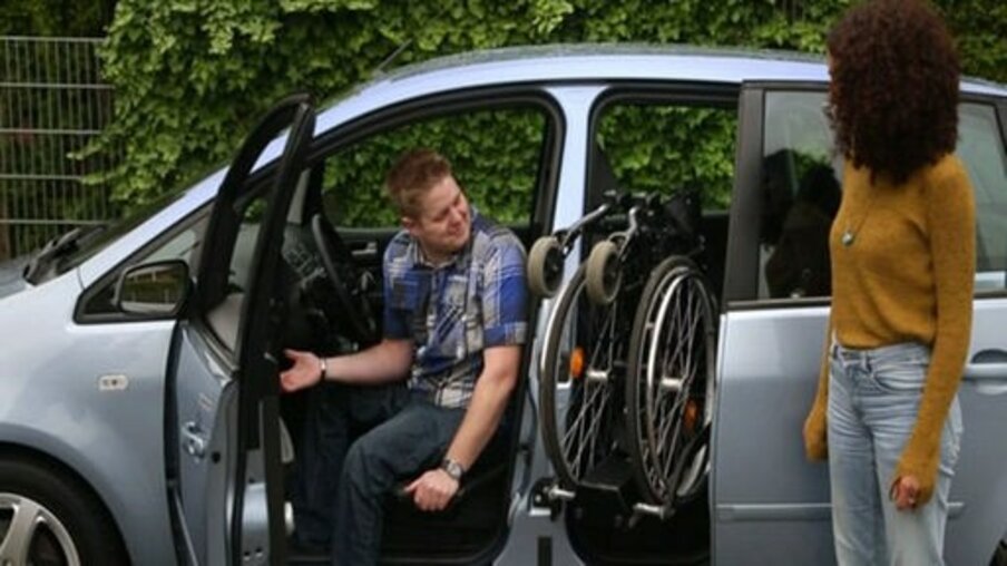 Rollstuhlfahrer - Auto fahren