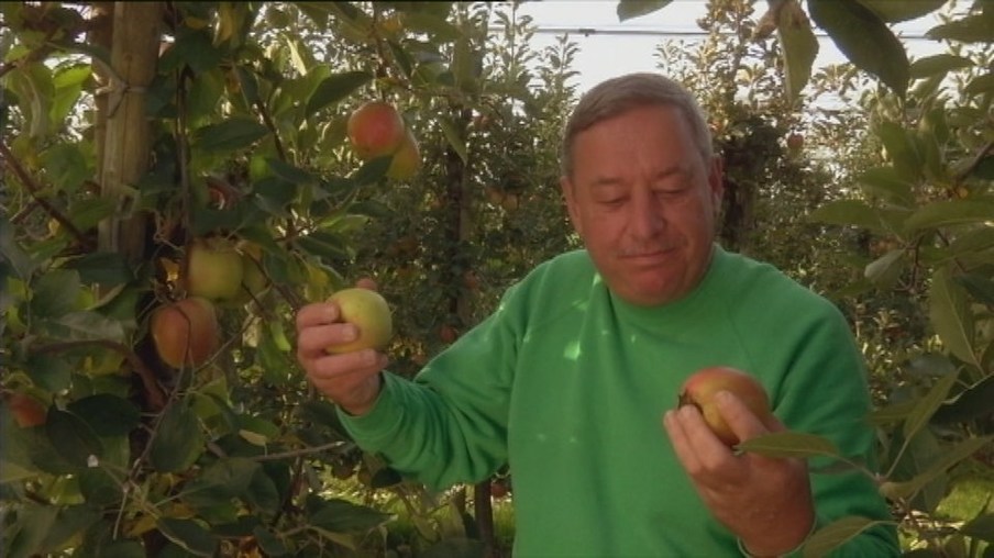 Christoph mit Äpfeln