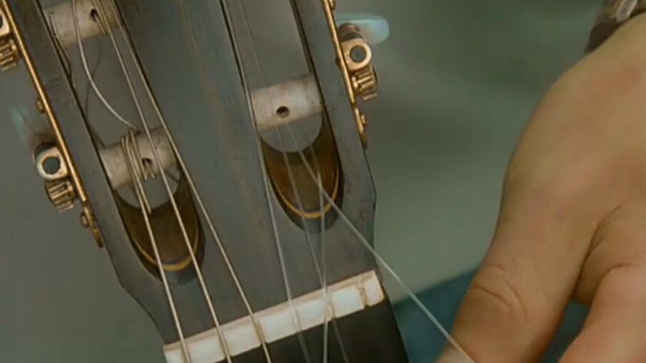 So knotet man die Seiten einer Gitarre