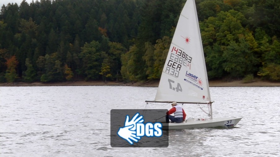 Segelboot auf einem See mit Wald mit DGS-Logo