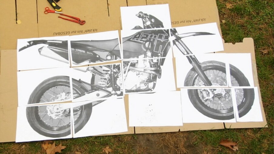 Motorradbildteile auf Pappe