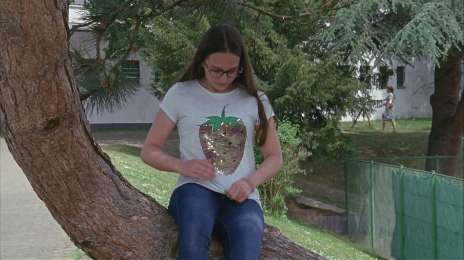 Mädchen mit Wendepailletten-Shirt