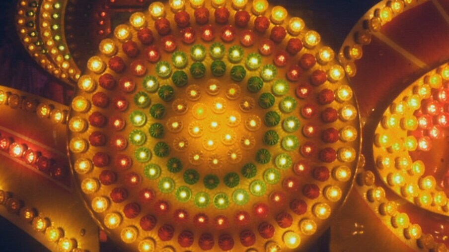 Bunte Lichter an einem Fahrgeschäft