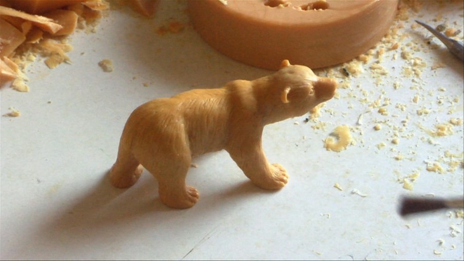 Ein aus Wachs geschnitzter Eisbär auf einem Tisch