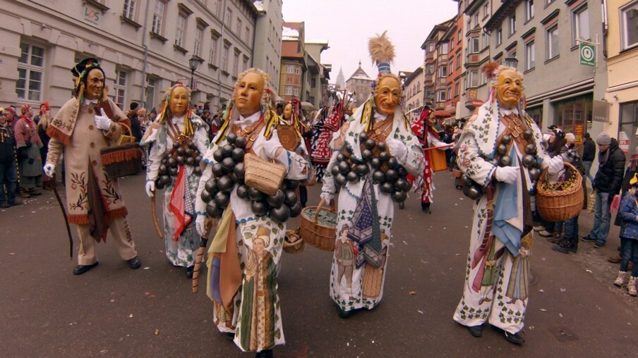Eine verkleidete Fastnachtsgruppe mit Holzmasken