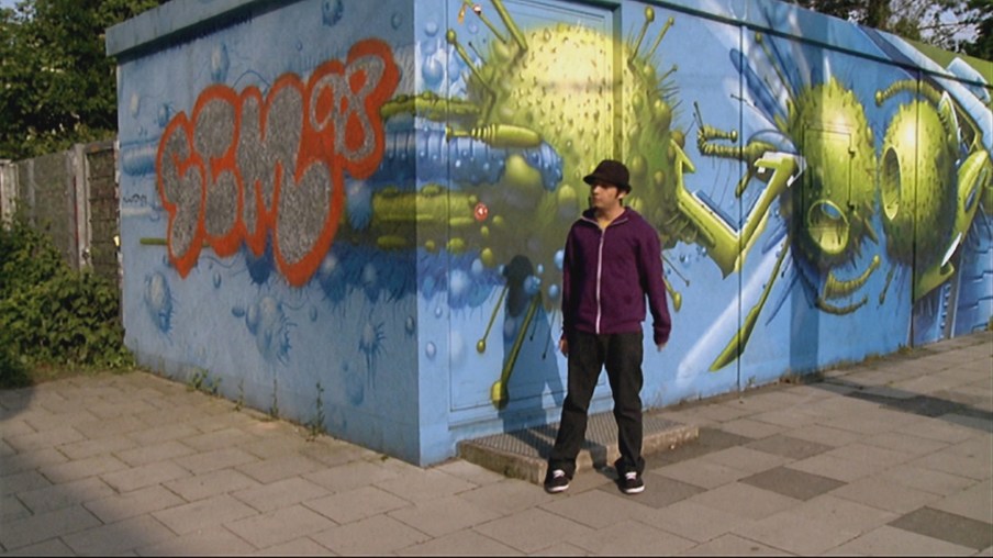 Mann vor Graffiti-Wand