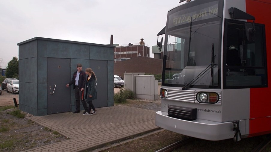 Jana und Marcel an Straßenbahn-Toilette