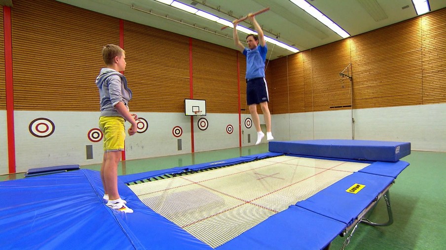 Johannes und Oleg auf dem Trampolin