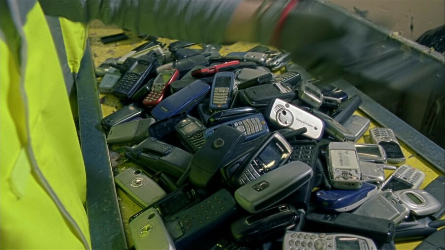Viele alte Handys auf einem Haufen