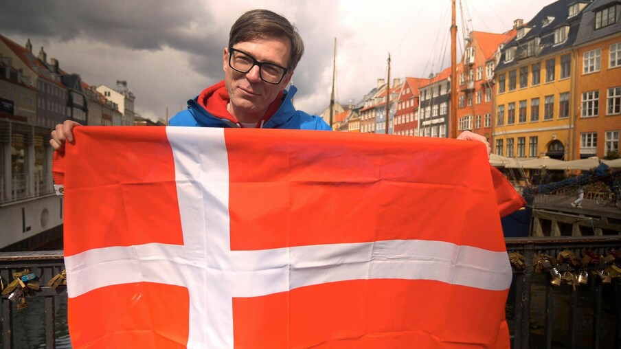 Ralph mit einer Dänemarkflagge in der Hand