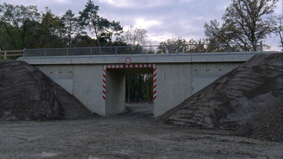 Eine Brücke. Drum herum eine Baustelle