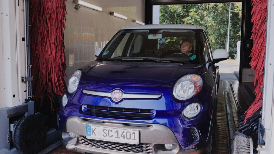 Ein blaues Auto mit Fiat-Aufschrift in einer Waschanlage