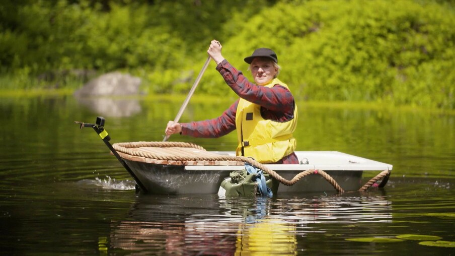 Laura auf einem Fluss im Badewannenboot