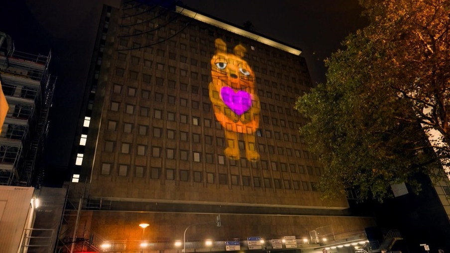 Projektion der Maus mit Herz in der Hand auf dem WDR-Archivhaus