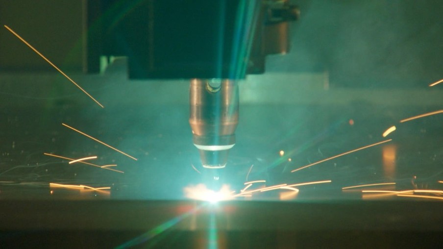 Laser schweißt Metallplatte