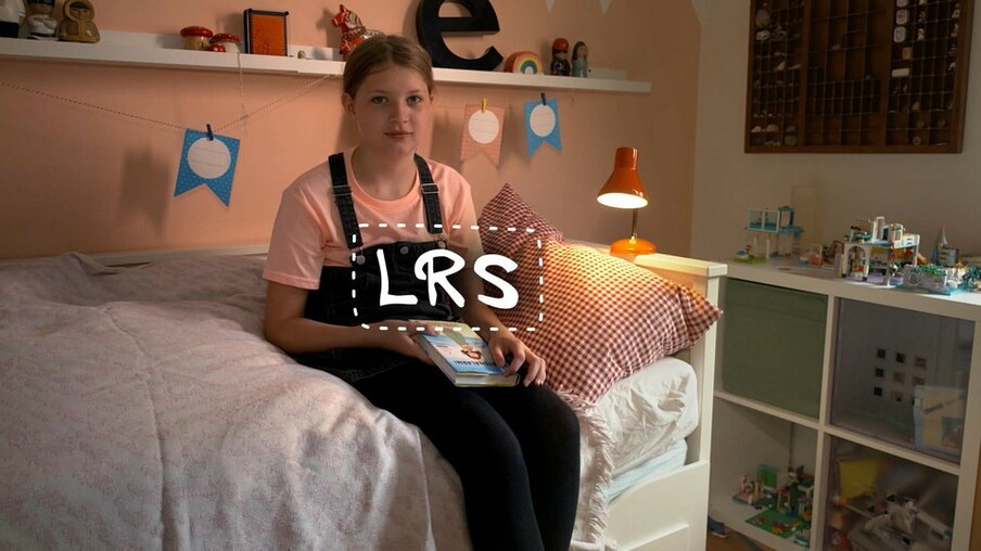 Elin in ihrem Zimmer. Es steht geschrieben LRS