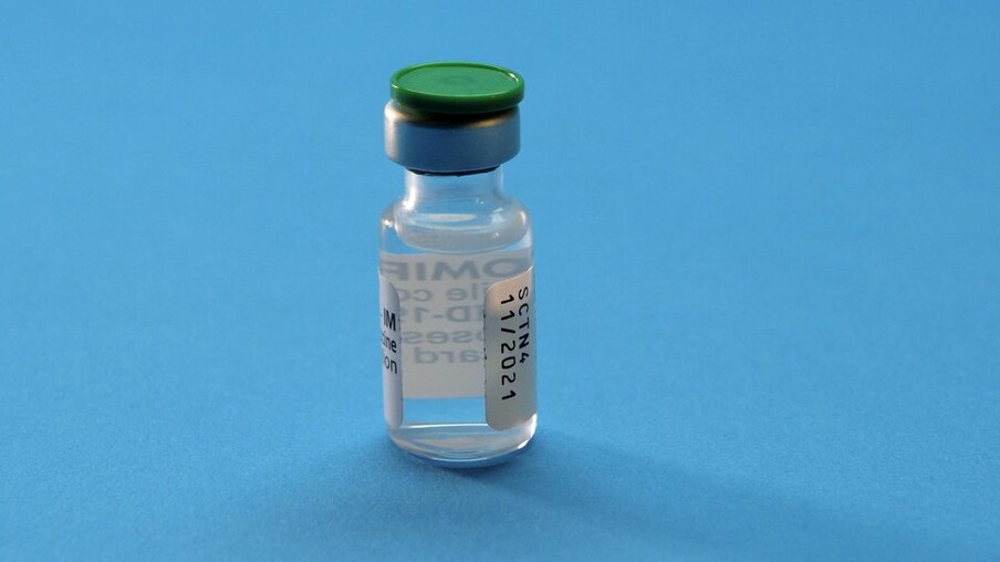 Glasfläschchen für einen Impfstoff mit grünem Deckel