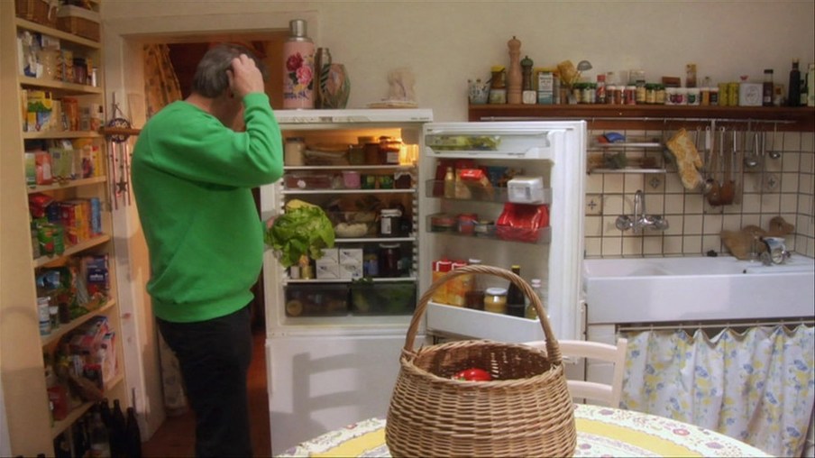 Christoph steht vor seinem Kühlschrank