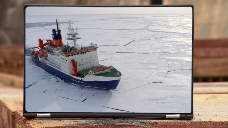 Bildschirm mit Eisbrecher Polarstern mitten im Eis