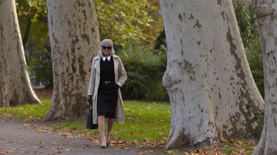 Katja geht im Park spazieren