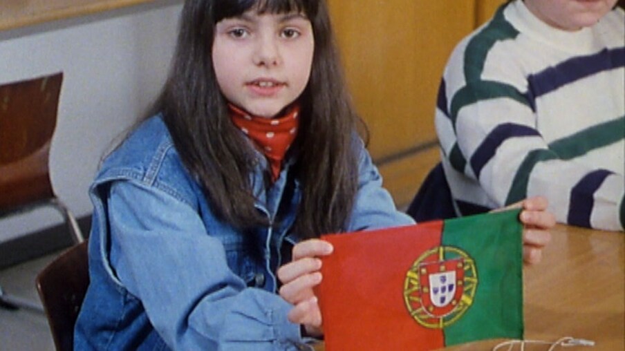 Ein Mädchen mit einer portugiesischen Flagge