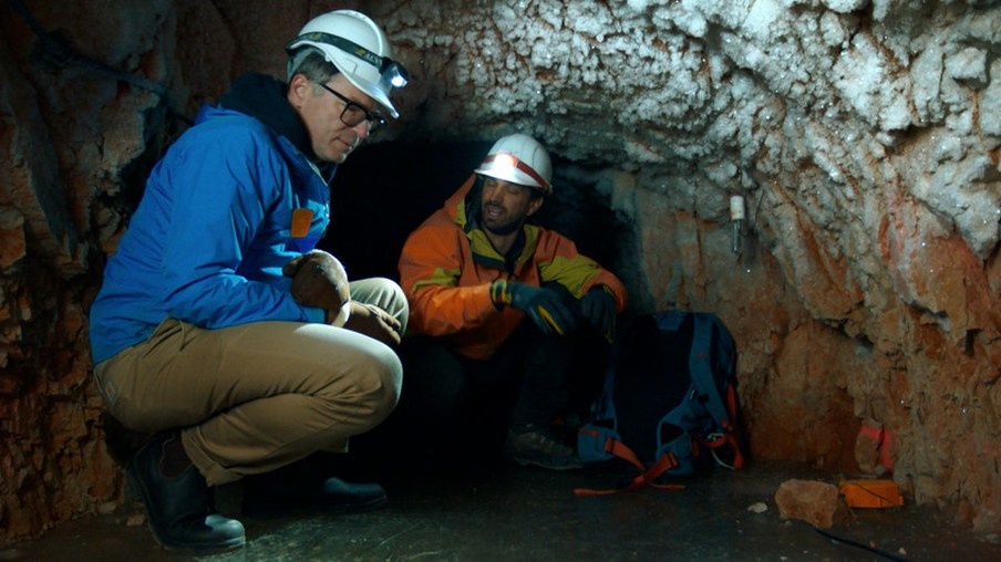 Ralph und ein Mann in einer Höhle