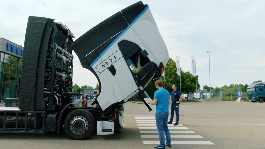 2 Männer und ein Wasserstoff-Lkw mit einer Brennstoffzelle