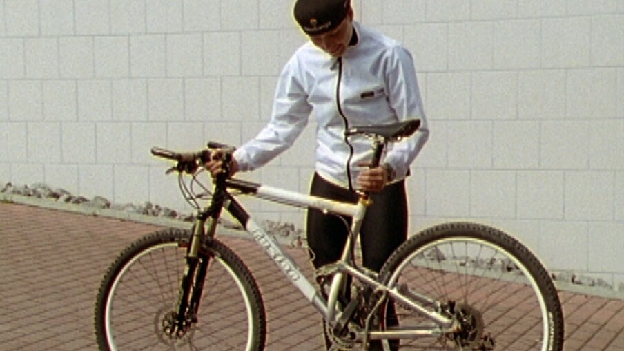 Eine Frau mit einem Mountainbike