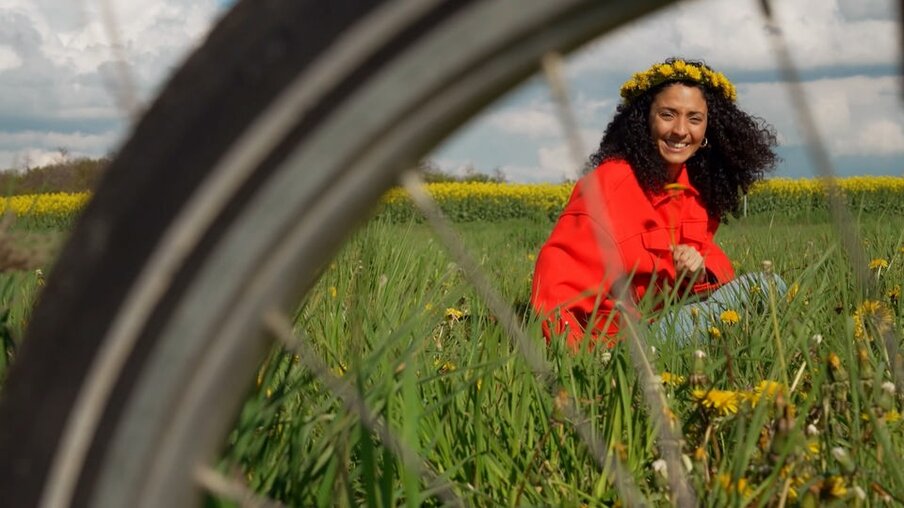 Siham in einem Löwenzahn-Feld